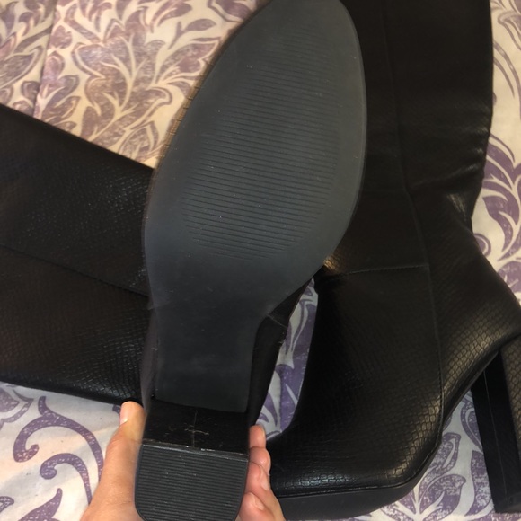 New black faux croc skin heeled boots - Picture 5 of 12